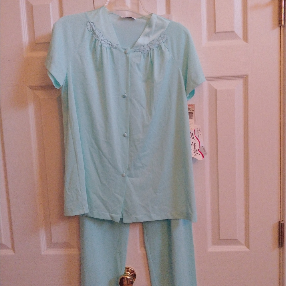 VINTAGE VANITY FAIR AQUA PAJAMA SET SIZE SMALL.  N